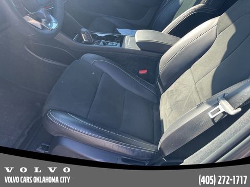 Used 2022 Volvo XC40 T5 R-Design w/ Advanced Package image 9