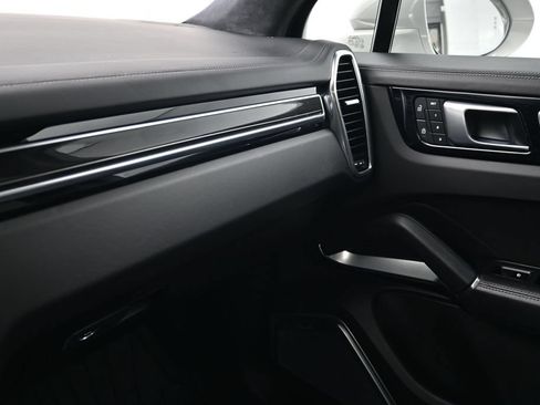 Certified 2022 Porsche Cayenne Turbo AWD/4WD image 24