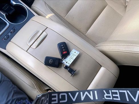 Used 2016 Toyota Highlander Limited w/ Driver Technology Package AWD/4WD image 14
