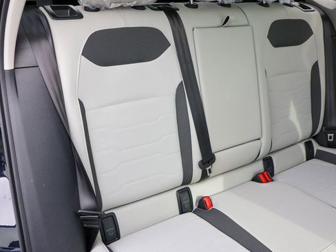 Certified 2025 Volkswagen Taos SE image 34