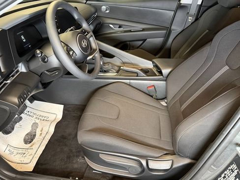 Used 2025 Hyundai Elantra SE image 21