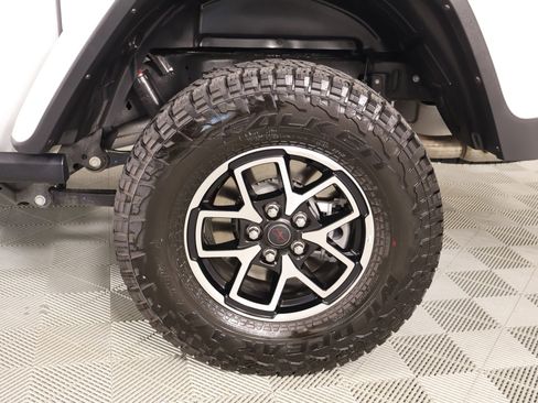 Used 2025 Jeep Gladiator Rubicon AWD/4WD image 19