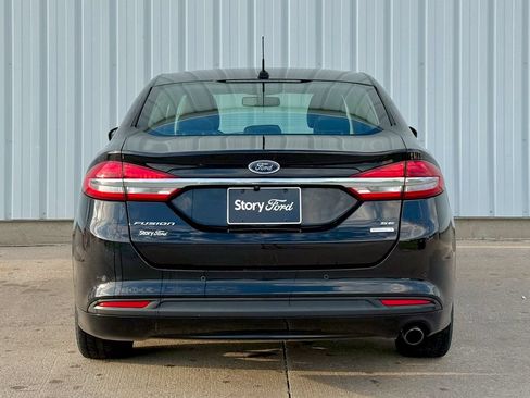 Used 2017 Ford Fusion SE w/ Fusion SE Technology Package FWD image 5