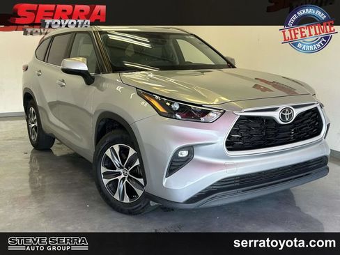 Used 2024 Toyota Highlander XLE FWD image 1