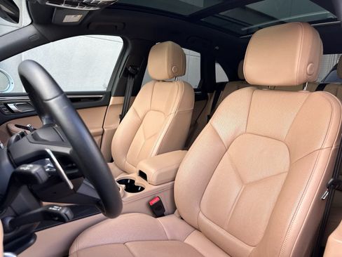 Certified 2025 Porsche Macan AWD/4WD image 5