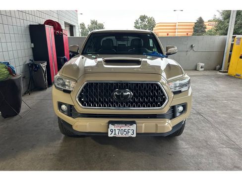 Used 2018 Toyota Tacoma TRD Sport w/ TRD Premium Sport Package image 5