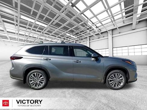 Used 2025 Toyota Highlander Platinum image 2