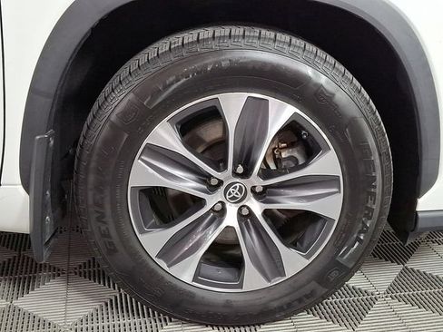 Used 2022 Toyota Highlander XLE AWD/4WD image 11