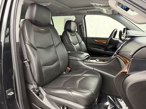 Used 2017 Cadillac Escalade ESV Luxury image 42