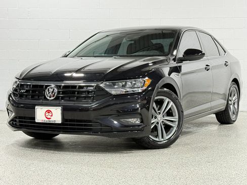 Used 2021 Volkswagen Jetta R-Line w/ R-Line Cold Weather Package FWD image 2