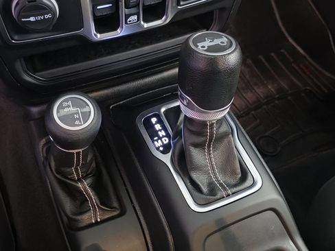 Used 2019 Jeep Wrangler Unlimited Sahara w/ Uconnect 4C Nav & Sound Group AWD/4WD image 14