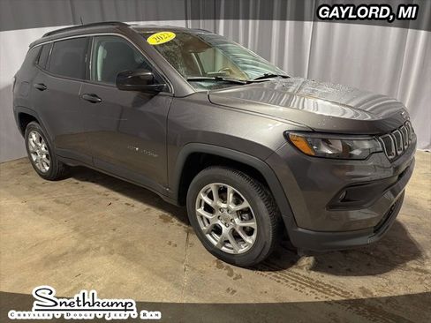 Used 2022 Jeep Compass Latitude image 1