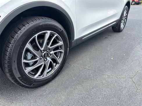 Certified 2022 Lincoln Corsair Standard w/ Equipment Group 101A image 12