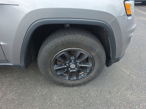 Used 2018 Jeep Grand Cherokee Laredo AWD/4WD image 10