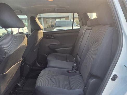 Used 2024 Toyota Highlander LE FWD image 17