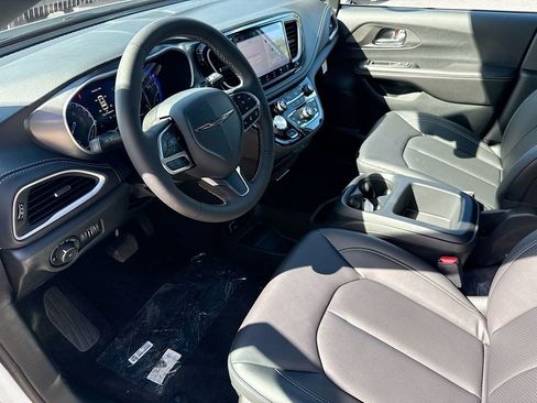 New 2026 Chrysler Pacifica Select image 24