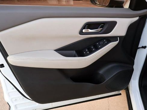 Certified 2025 Nissan Rogue SV FWD image 16