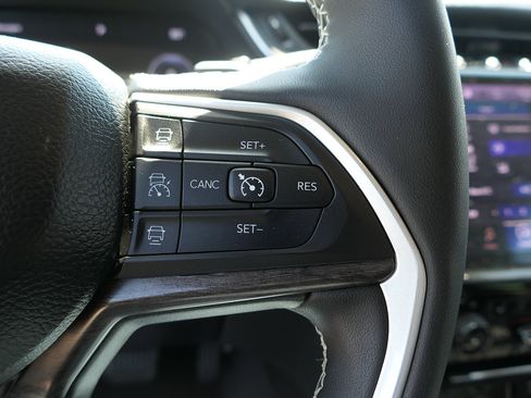Used 2023 Jeep Grand Cherokee L Limited w/ Luxury Tech Group II RWD image 14