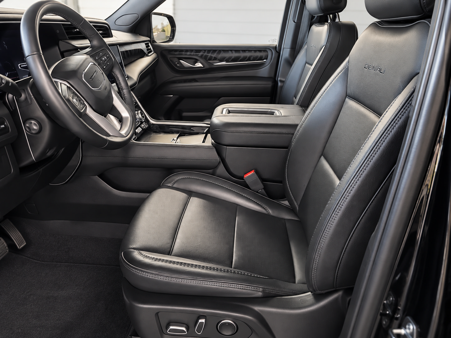 Used 2023 GMC Yukon XL Denali AWD/4WD image 4