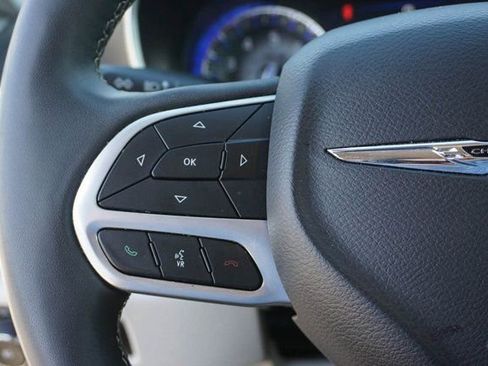 Used 2024 Chrysler Pacifica Touring-L image 22