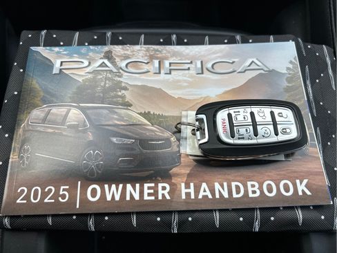 Used 2025 Chrysler Pacifica Select FWD image 18