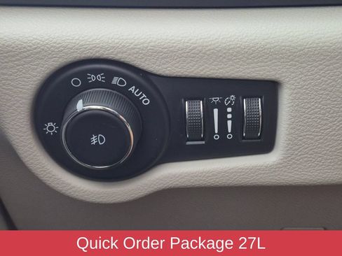 Used 2023 Chrysler Pacifica Touring-L FWD image 15