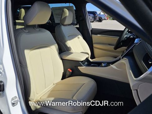 New 2025 Jeep Grand Cherokee Limited w/ Luxury Tech Group II image 17