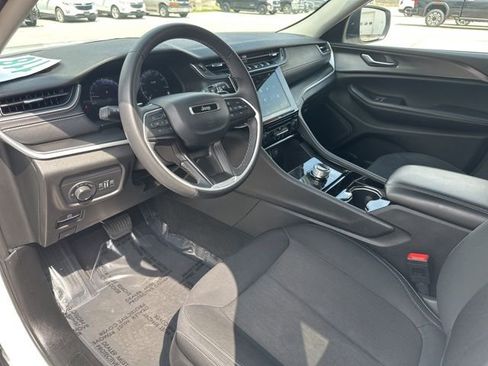 Used 2023 Jeep Grand Cherokee Laredo AWD/4WD image 40