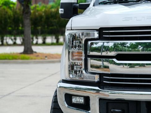 Used 2017 Ford F250 Lariat w/ FX4 Off-Road Package AWD/4WD image 5