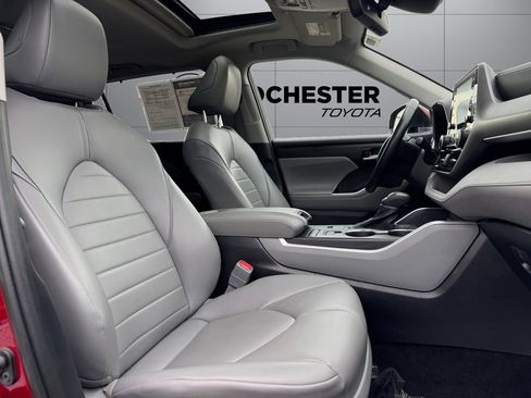 Used 2022 Toyota Highlander XLE AWD/4WD image 17