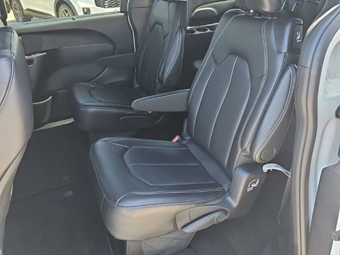 Used 2025 Chrysler Pacifica Select FWD image 25