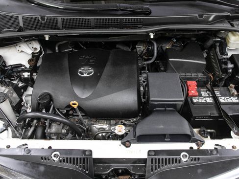 Used 2018 Toyota Sienna LE AWD/4WD image 31