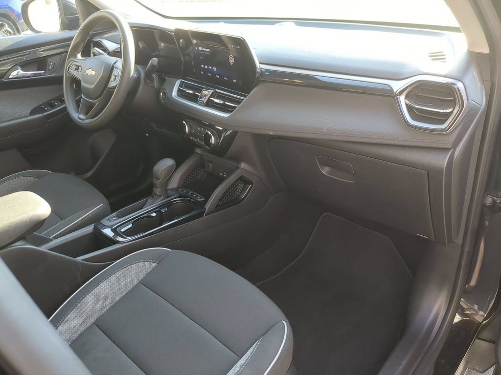 Used 2025 Chevrolet TrailBlazer LT AWD/4WD image 31