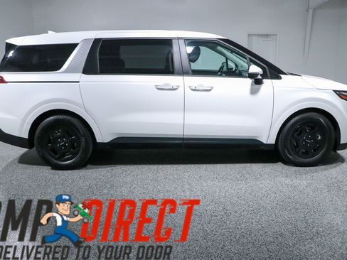 Used 2025 Kia Carnival FWD image 6