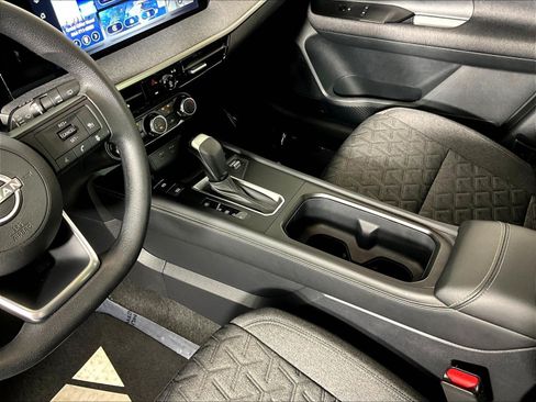 Certified 2025 Nissan Kicks SV w/ SV Premium Package AWD/4WD image 18