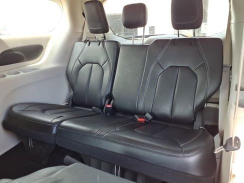 Used 2024 Chrysler Pacifica Limited FWD image 17