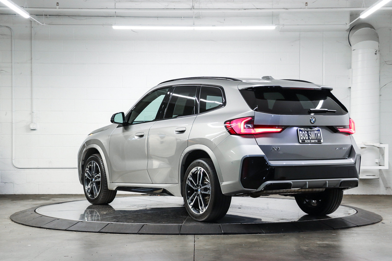 Used 2023 BMW X1 xDrive28i w/ M Sport Package AWD/4WD image 4