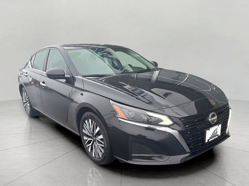 Used 2024 Nissan Altima 2.5 SV image 1
