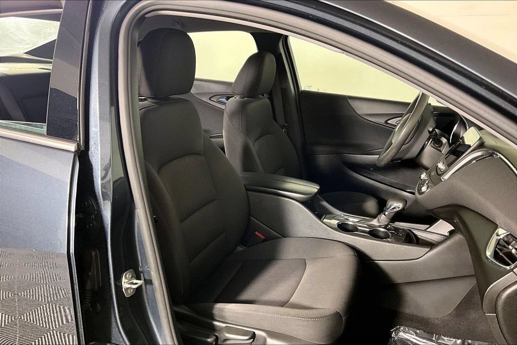 Used 2021 Chevrolet Malibu LT FWD image 6