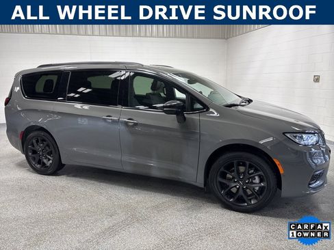 Used 2025 Chrysler Pacifica Limited image 1