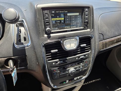 Used 2016 Chrysler Town & Country Touring FWD image 18