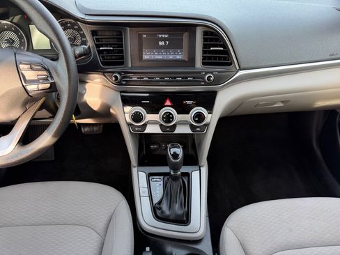 Used 2019 Hyundai Elantra SE image 17