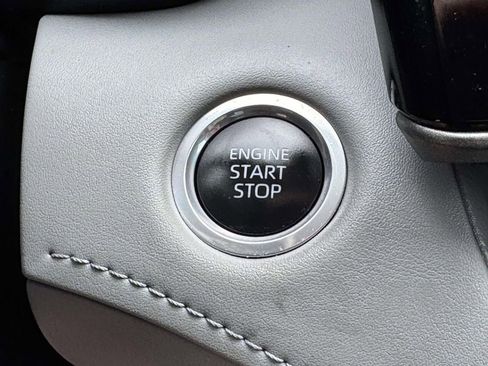 Used 2024 Toyota Highlander XLE FWD image 9