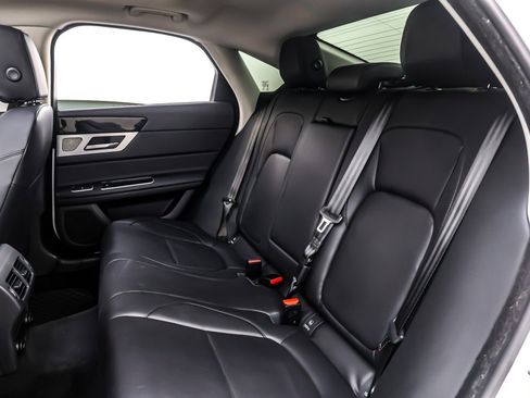 Used 2017 Jaguar XF Premium image 8