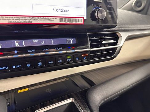 Used 2024 Toyota Sienna Limited image 51