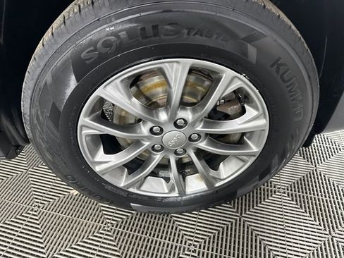 Certified 2019 Jeep Cherokee Latitude Plus w/ Cold Weather Group image 12