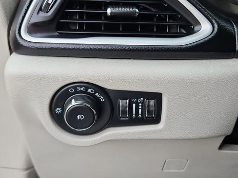 Used 2022 Chrysler Pacifica Touring-L image 14