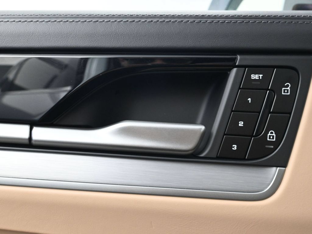 Certified 2026 Porsche Cayenne E-Hybrid Coupe AWD/4WD image 18