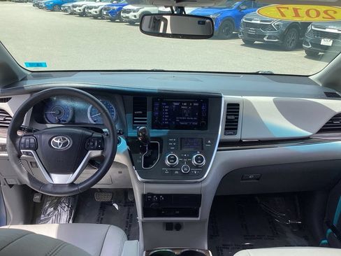 Used 2017 Toyota Sienna XLE Premium AWD/4WD image 17