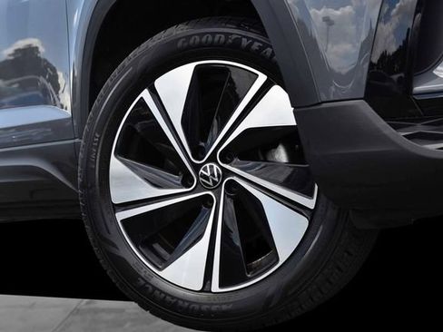 Certified 2023 Volkswagen Taos SE AWD/4WD image 3